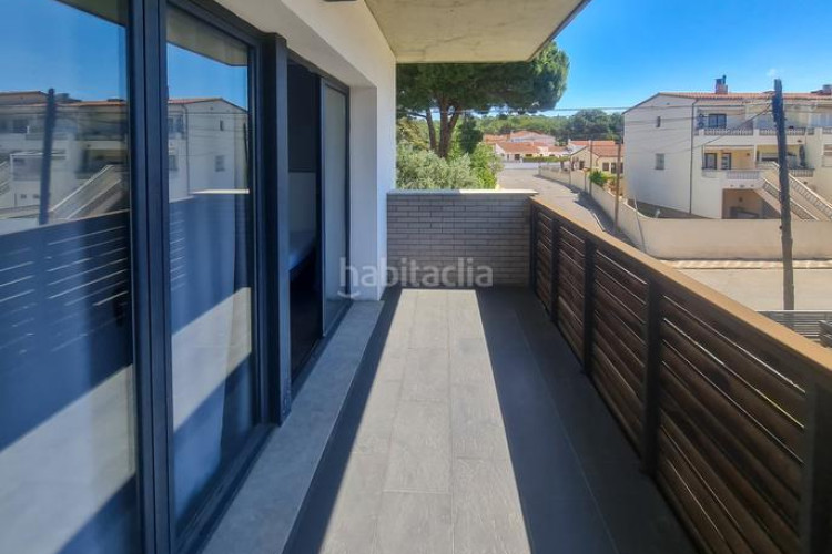 Casa adosada en carrer planasses 3 casa moderna con piscina y garaje en zona tranquila en Escala (L´)