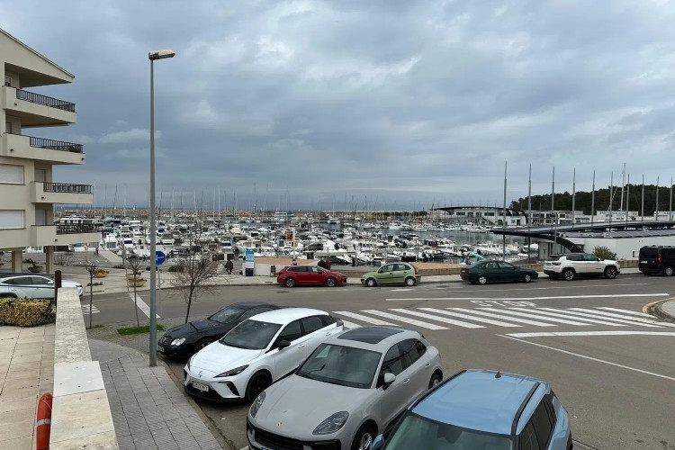 Precioso apartamento de planta baja frente el puerto de l'Escala!