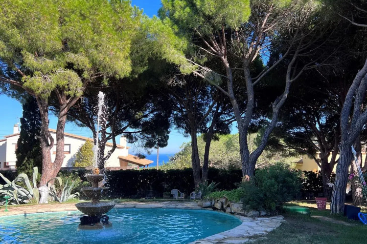 CASA UNIFAMILIAR ESTIL PROVENÇAL A L'ALT EMPORDÀ