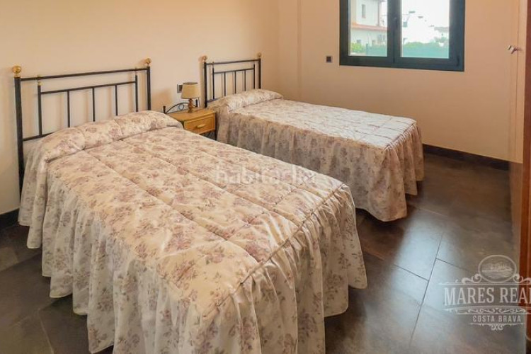 Casa gran casa de dos plantas con muebles cerca del mar en l3839escala. en Escala (L´)