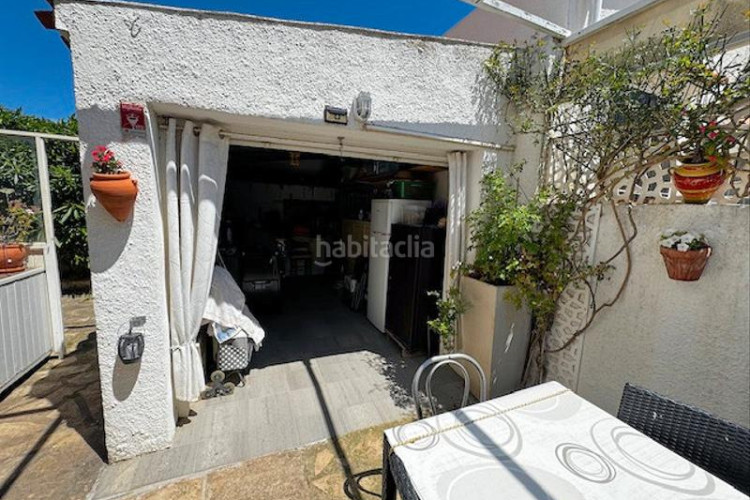 Casa  de 202m² con 5 dormitorios, 2 baños, 200m de la playa. en Escala (L´)