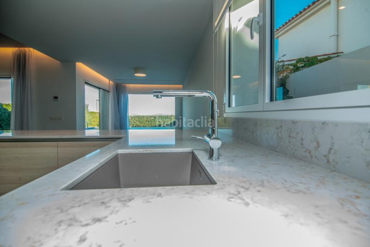 Casa en carrer ramon marquet 5 de lujo frente al mar en Escala (L´)