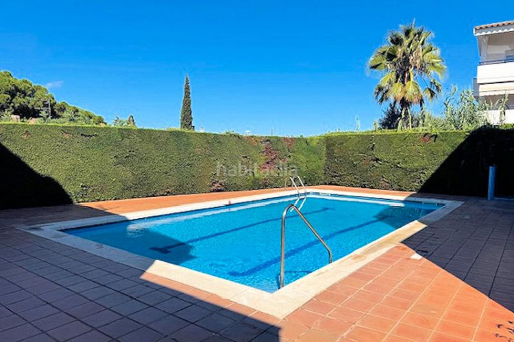 Apartamento  de 49m², terraza, parking, piscina en Escala (L´)
