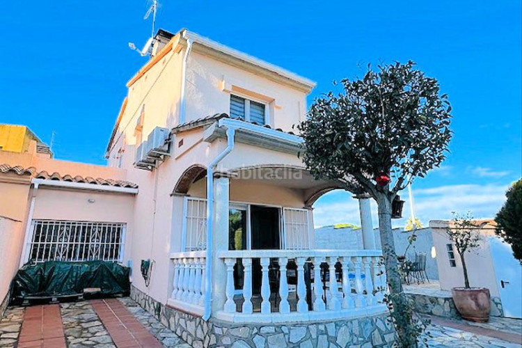 Chalet villa con piscina privada, de primera calidad en Escala (L´)
