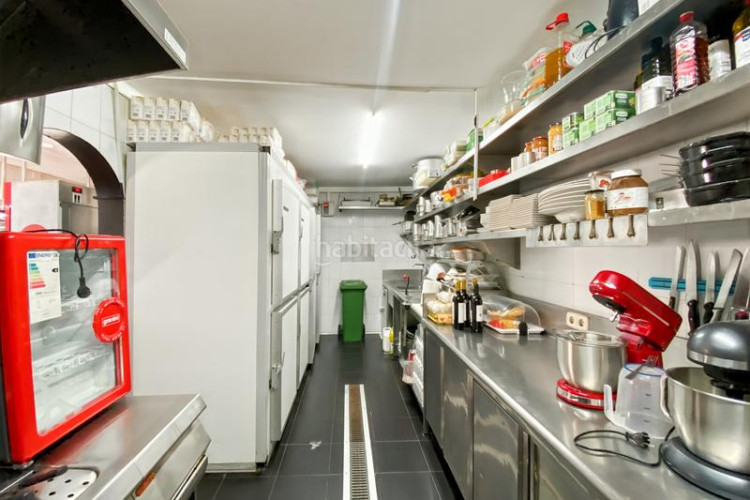 Piso restaurante y piso en venta a menos de 5 minutos andando de la playa, en una agradable zona de lescala. restaurantepizzería totalm en Escala (L´)