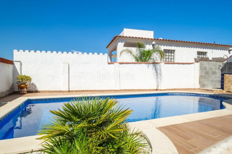 Casa  espaciosa con vistas al mar y piscina privada zona puig sec en Escala (L´)