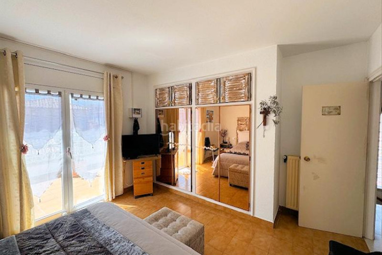 Casa  de 202m² con 5 dormitorios, 2 baños, 200m de la playa. en Escala (L´)