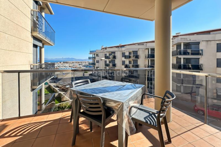Piso encantador piso amueblado con licencia turística, plaza de parking privada y piscina en lescala.el piso dispone de dos habitacione en Escala (L´)
