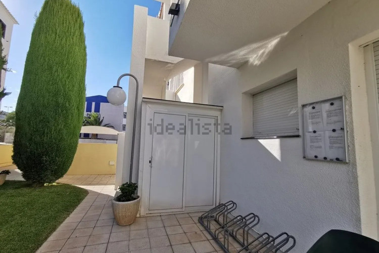 ESTUDIO A PRIMERA LINIA CON AMPLIA TERRAZA, GARAJE CERRADO Y PISCINA COMUNITARIA EN L'ESCALA