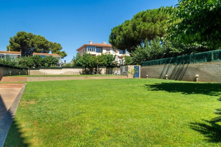 Dúplex fantástico dúplex a solo 650m de la playa y junto a todos los servicios! en Escala (L´)