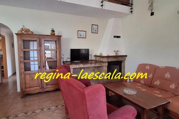 CON LICENCIA TURÍSTICA ! Una espaciosa casa, con mucha luz !