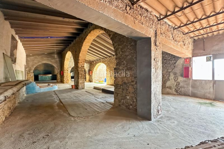 Casa masía del siglo xvi ubicada en lescala, en la costa brava, con 860 m de superficie habitable organizados en torno a un amplio pati en Escala (L´)