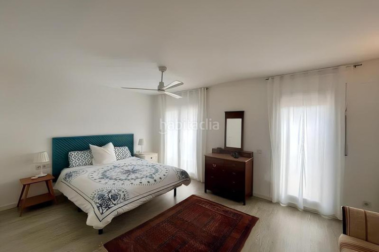 Piso dúplex exclusivo con espectaculares vistas al mar y solárium privado en Escala (L´)