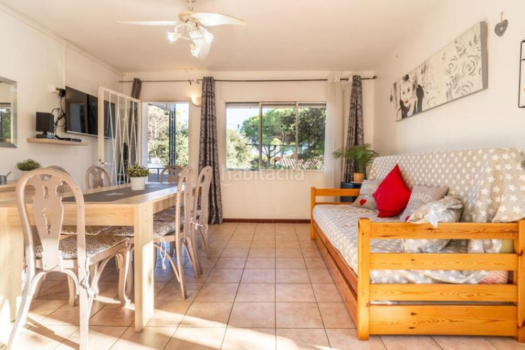 Piso  con 3 habitaciones situado zona montgó en Escala (L´)