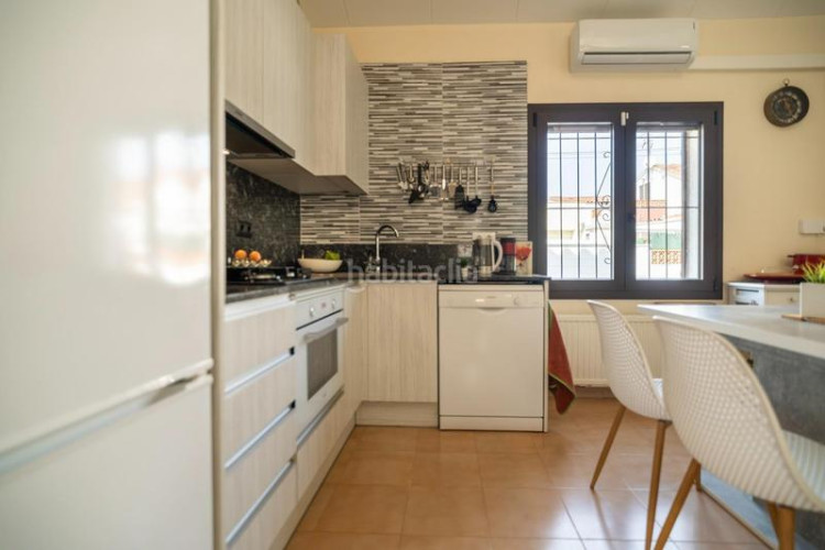 Casa  reformada situada cerca de los comercios en Escala (L´)