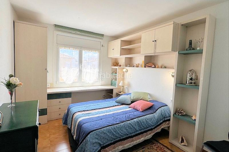 Casa  de 202m² con 5 dormitorios, 2 baños, 200m de la playa. en Escala (L´)