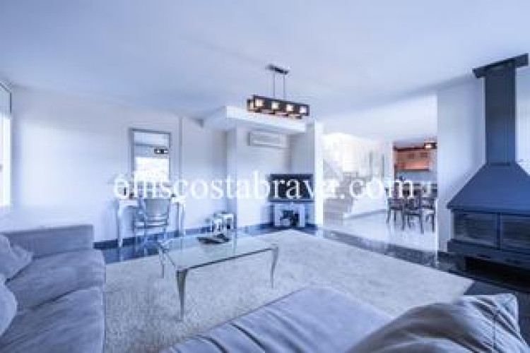 Casa fantástica propiedad con piscina privada y vistas al mar. en Escala (L´)