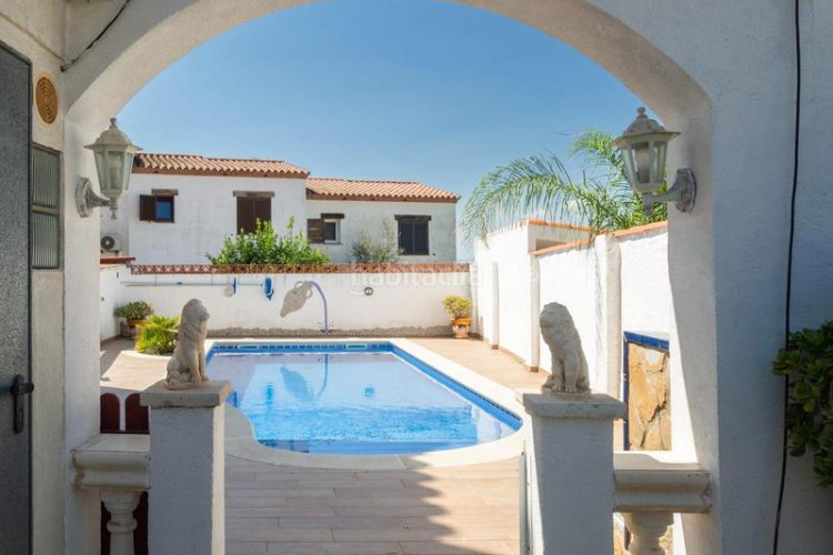 Casa  espaciosa con vistas al mar y piscina privada zona puig sec en Escala (L´)