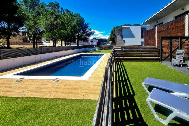 Casa adosada en carrer planasses 3 casa moderna con piscina y garaje en zona tranquila en Escala (L´)
