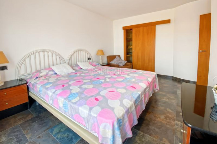 Casa  muy luminosa situada a pocos minutos a pie del mar y del centro de lescala.en la planta baja se encuentran tres dormitorios, en Escala (L´)