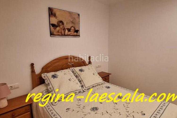Planta baja un agradable y espacioso apartamento en un complejo residencial con piscina comunitaria y mucha zona verde. en Escala (L´)