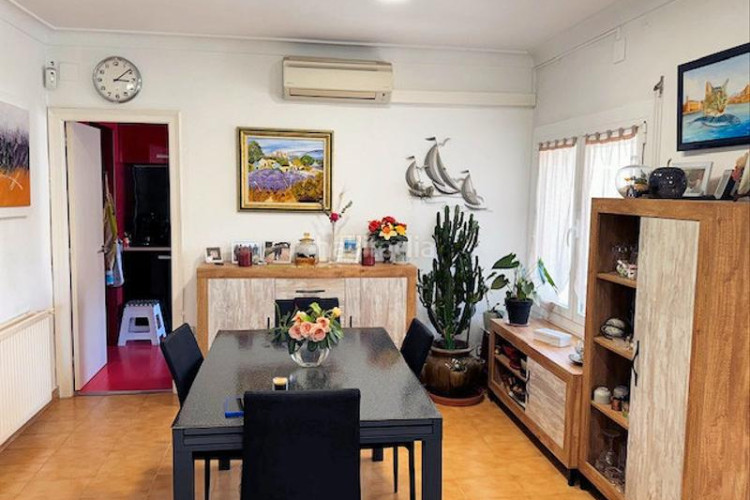 Casa  de 202m² con 5 dormitorios, 2 baños, 200m de la playa. en Escala (L´)