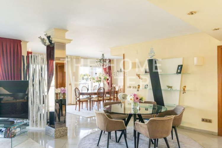 Ático  de 214 m2 con vistas y terraza en venta en escala, l en Escala (L´)