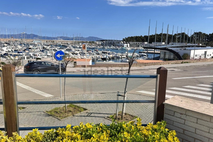 Precioso apartamento de planta baja frente el puerto de l'Escala!