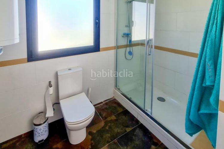 Casa adosada en carrer planasses 3 casa moderna con piscina y garaje en zona tranquila en Escala (L´)