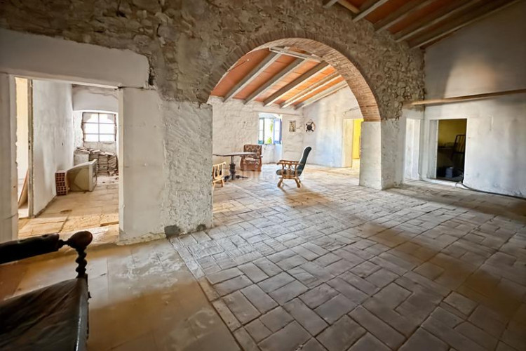 Casa masía del siglo xvi ubicada en lescala, en la costa brava, con 860 m de superficie habitable organizados en torno a un amplio pati en Escala (L´)