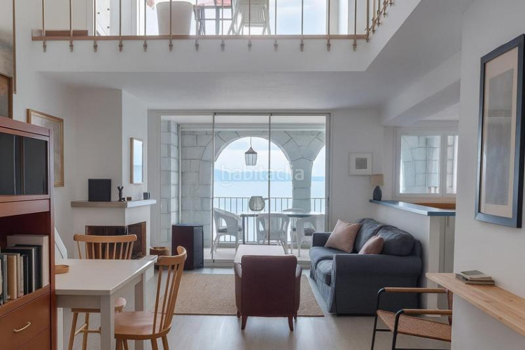 Piso dúplex exclusivo con espectaculares vistas al mar y solárium privado en Escala (L´)