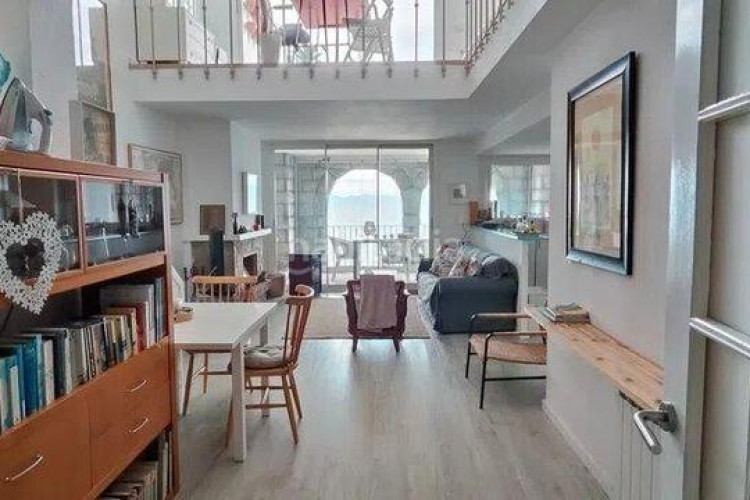 Piso dúplex exclusivo con espectaculares vistas al mar y solárium privado en Escala (L´)