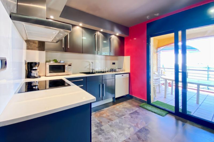 Casa  muy luminosa situada a pocos minutos a pie del mar y del centro de lescala.en la planta baja se encuentran tres dormitorios, en Escala (L´)