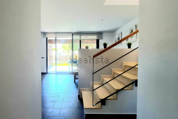 CASA MODERNA CON PISCINA Y GARAJE EN ZONA TRANQUILA