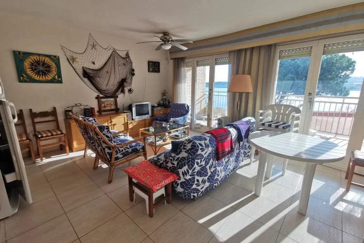 APARTAMENTO PRIMERA LINIA DE MAR CON AMPLIAS TERRAZAS Y PISCINA COMUNITARIA EN EL PUEBLO DE L'ESCALA