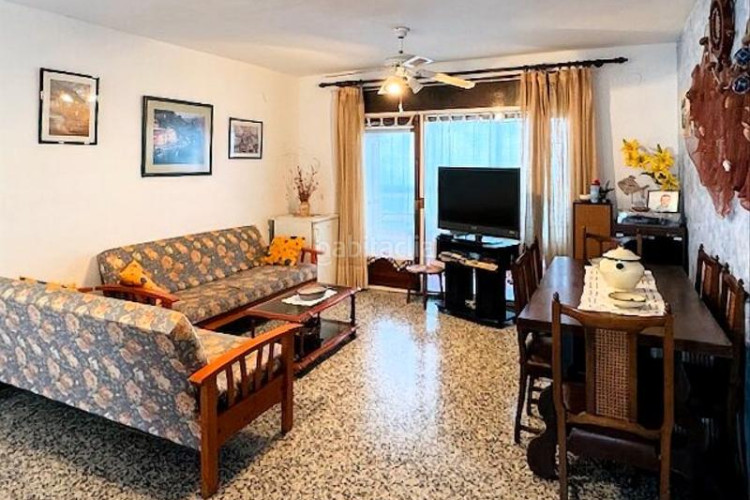 Apartamento  de 82m2, a 300m de la mar, con 20m2 de terraza en Escala (L´)