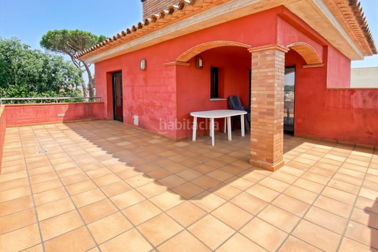 Casa  muy luminosa situada a pocos minutos a pie del mar y del centro de lescala.en la planta baja se encuentran tres dormitorios, en Escala (L´)