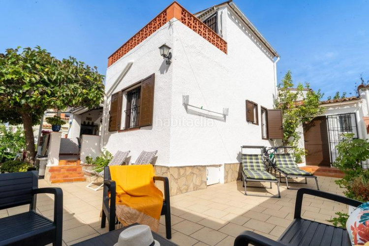 Casa  reformada situada cerca de los comercios en Escala (L´)