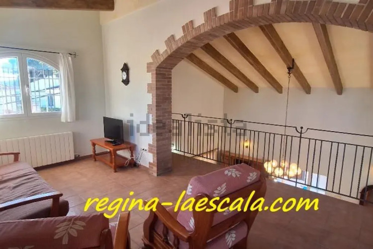 CON LICENCIA TURÍSTICA ! Una espaciosa casa, con mucha luz !