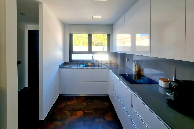 CASA MODERNA CON PISCINA Y GARAJE EN ZONA TRANQUILA