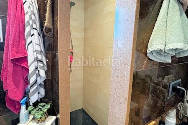 Casa  de 202m² con 5 dormitorios, 2 baños, 200m de la playa. en Escala (L´)