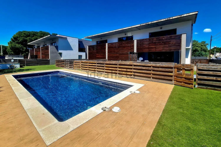 CASA MODERNA CON PISCINA Y GARAJE EN ZONA TRANQUILA