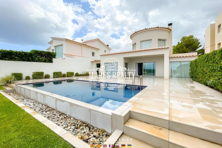 Casa lujosa casa reformada en primera línea de mar en la costa brava en Escala (L´)