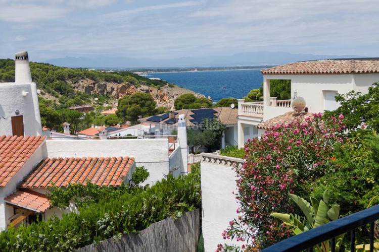 Casa  en cala Montgó con piscina y vistas, a solo 180 m del mar en Escala (L´)