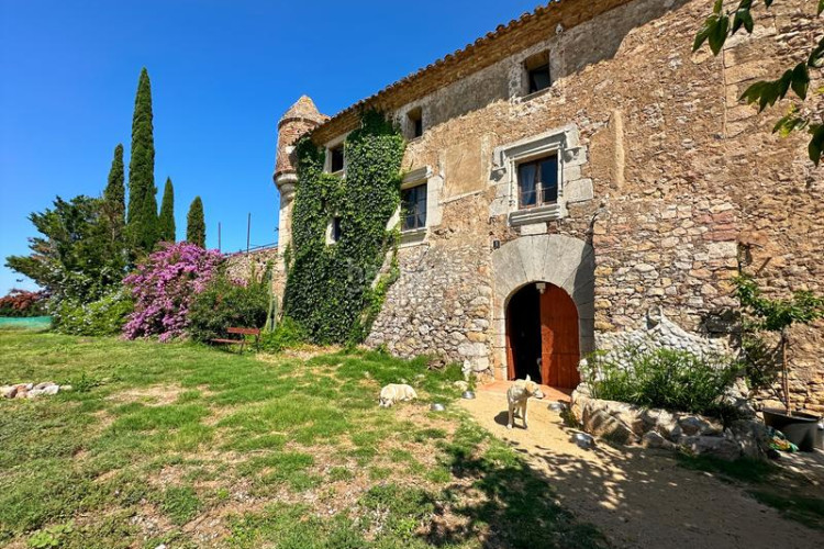 Casa masía del siglo xvi ubicada en lescala, en la costa brava, con 860 m de superficie habitable organizados en torno a un amplio pati en Escala (L´)