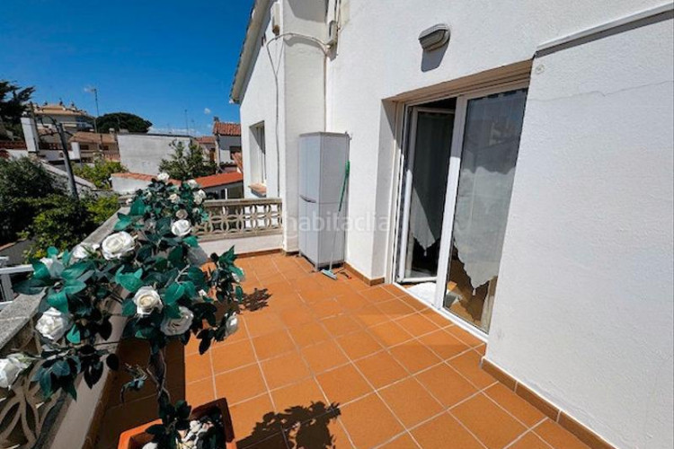Casa  de 202m² con 5 dormitorios, 2 baños, 200m de la playa. en Escala (L´)