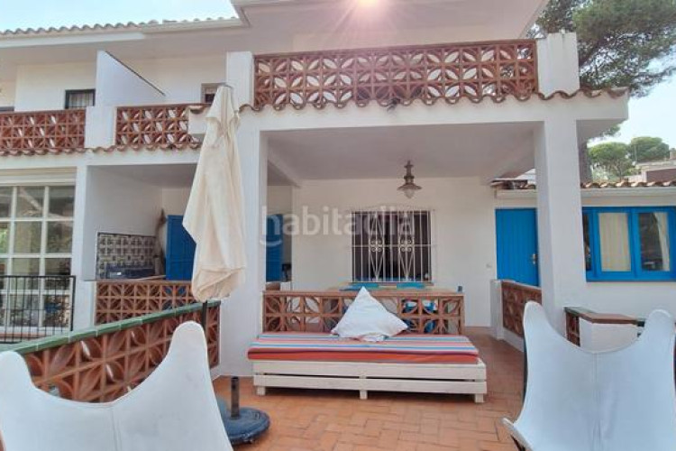 Casa pareada espaciosa casa con jardín y jacuzzi, zona cala montgó en Escala (L´)