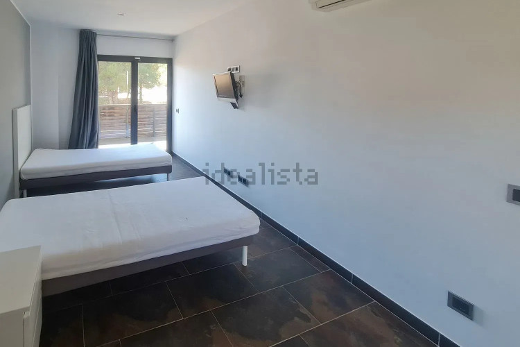 CASA MODERNA CON PISCINA Y GARAJE EN ZONA TRANQUILA
