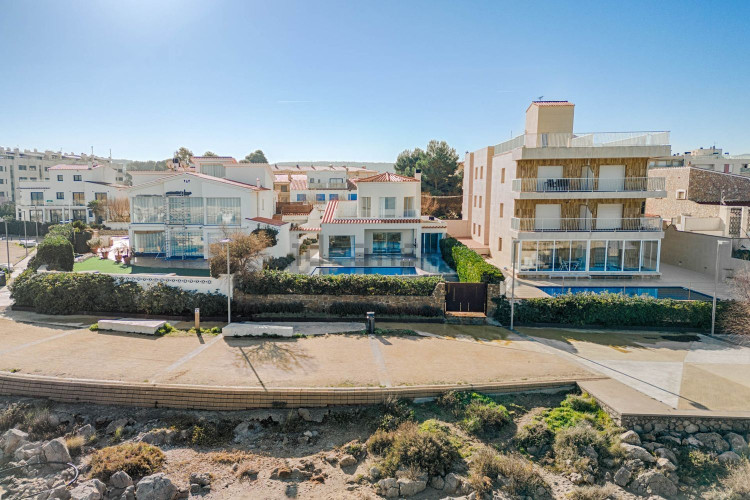 Сhalet en 1ª línea del mar con propio acceso a la playa. Totalmente reformado. Oportunidad