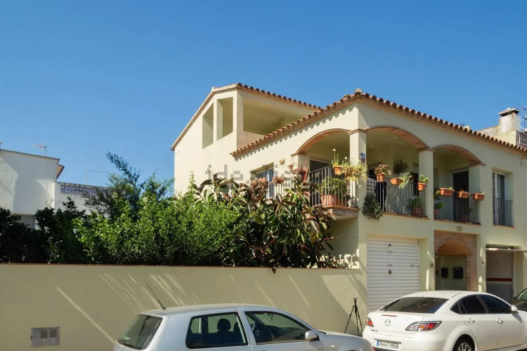 Chalet pareado en calle Tossa